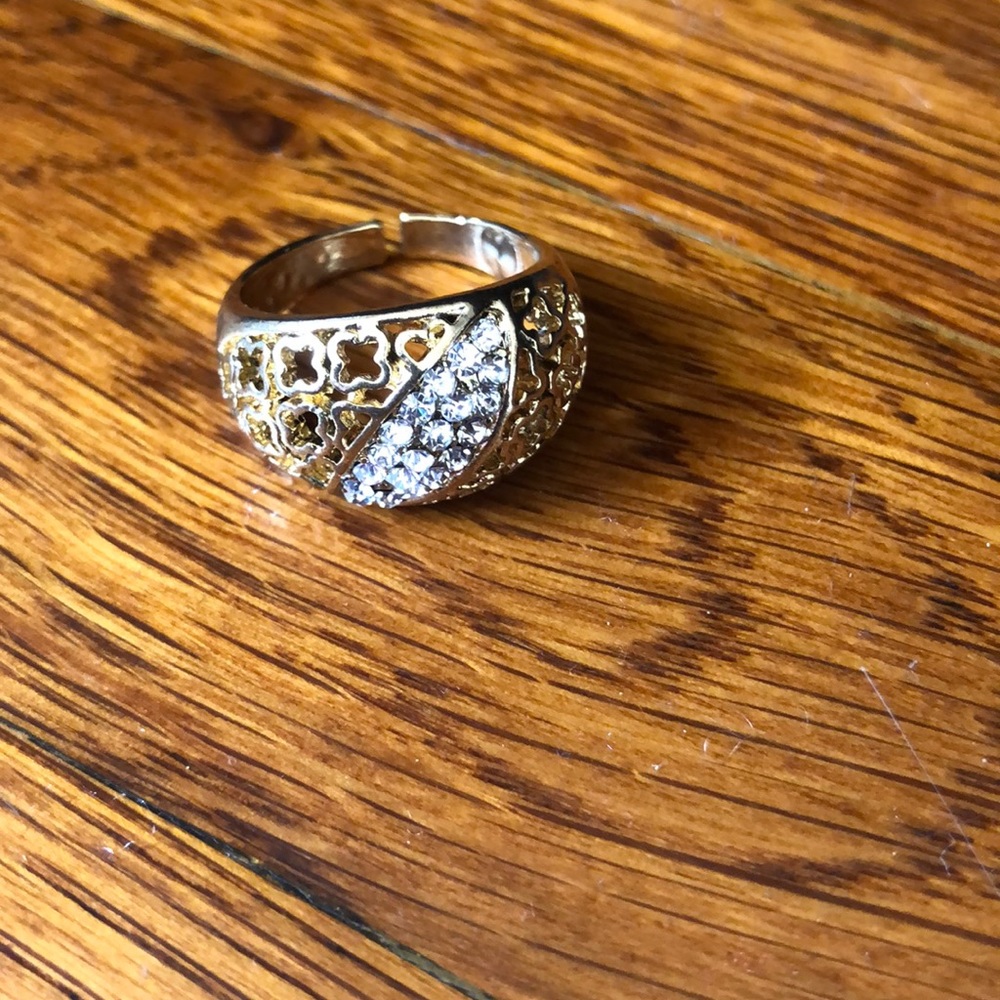 Gold ring with diamonds